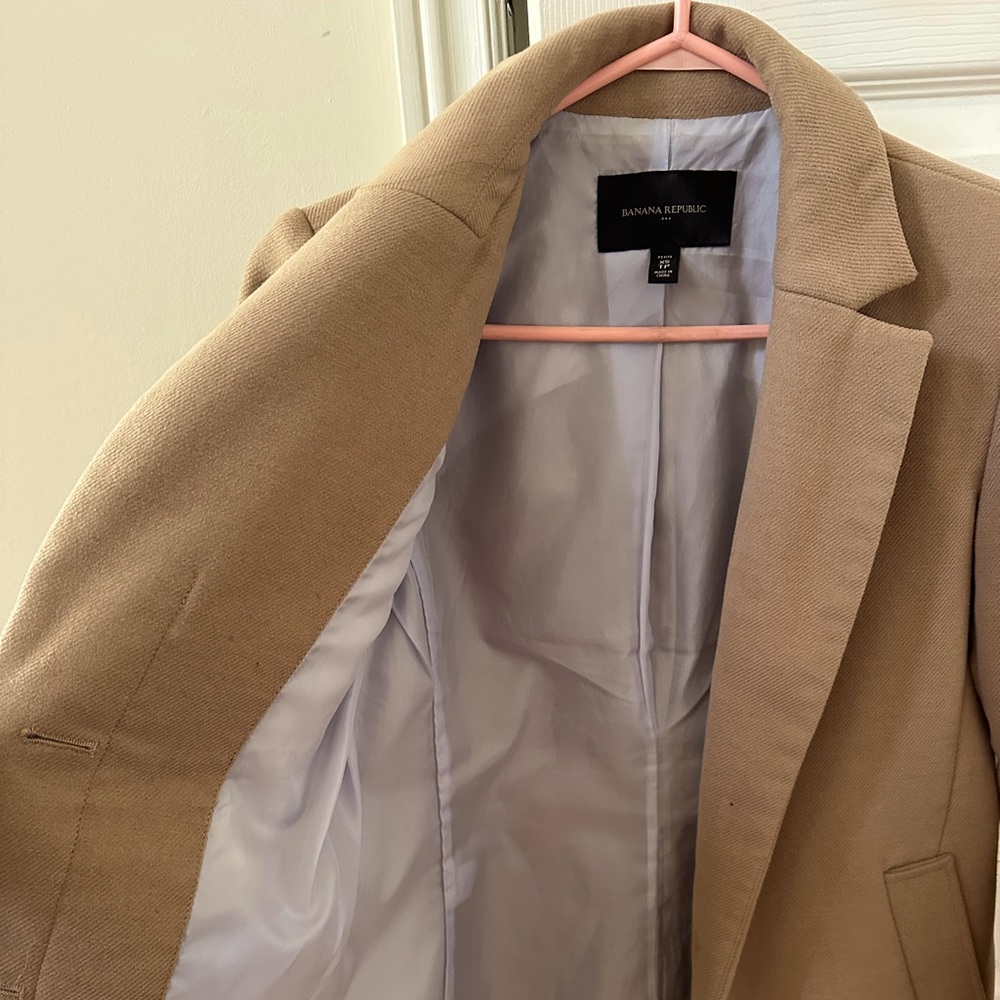 Banana Republic Canada warm brown mid length trench.  Perfect for fall & spring!